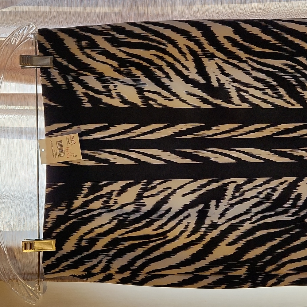 Black and white, elastic waist, pencil skirt. Size Small but fits like a medium
